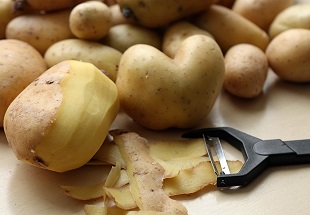Utiliser les épluchures de pommes de terre